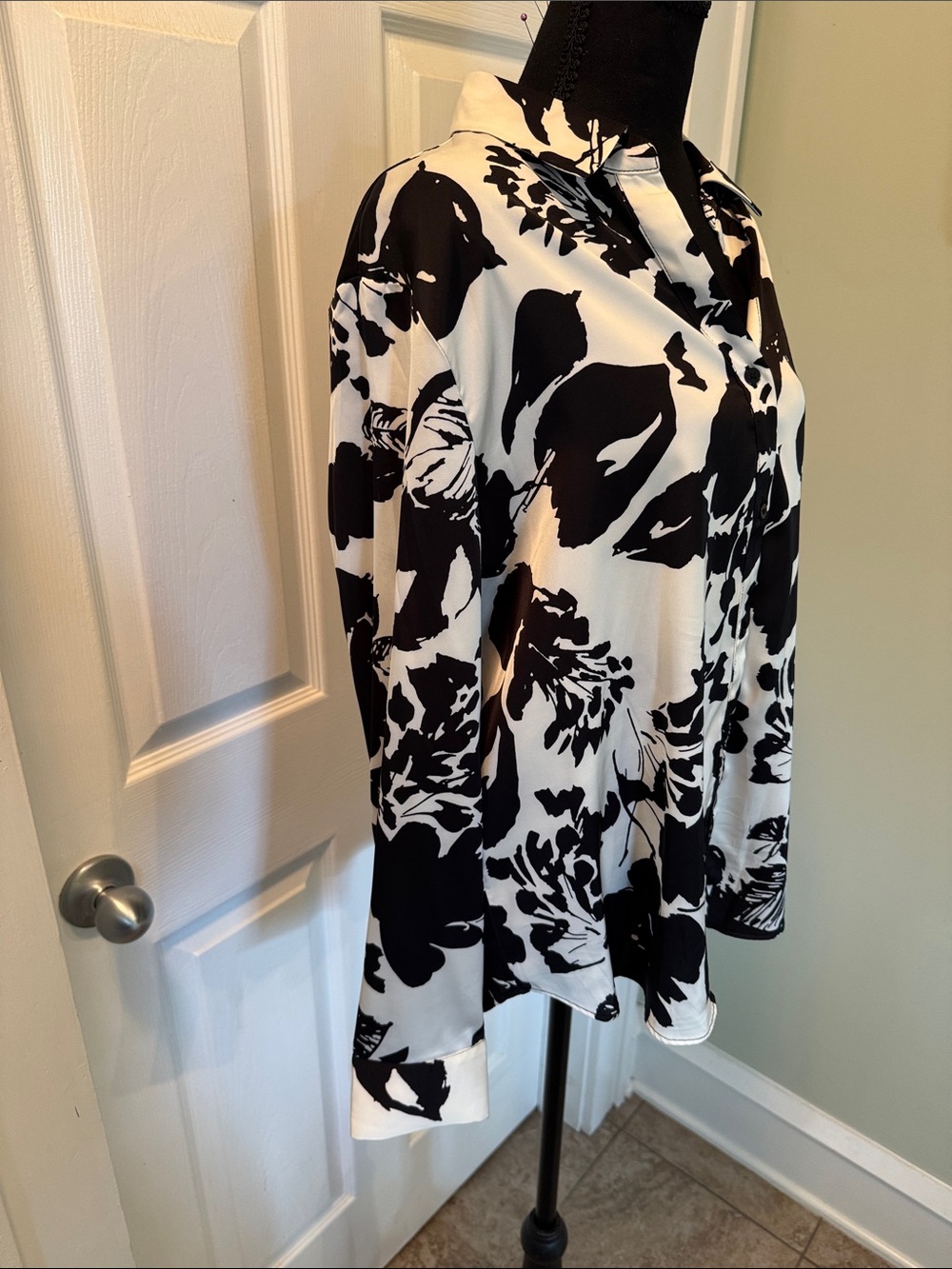 Black & White Floral Button-Front Blouse - Picture 4 of 5